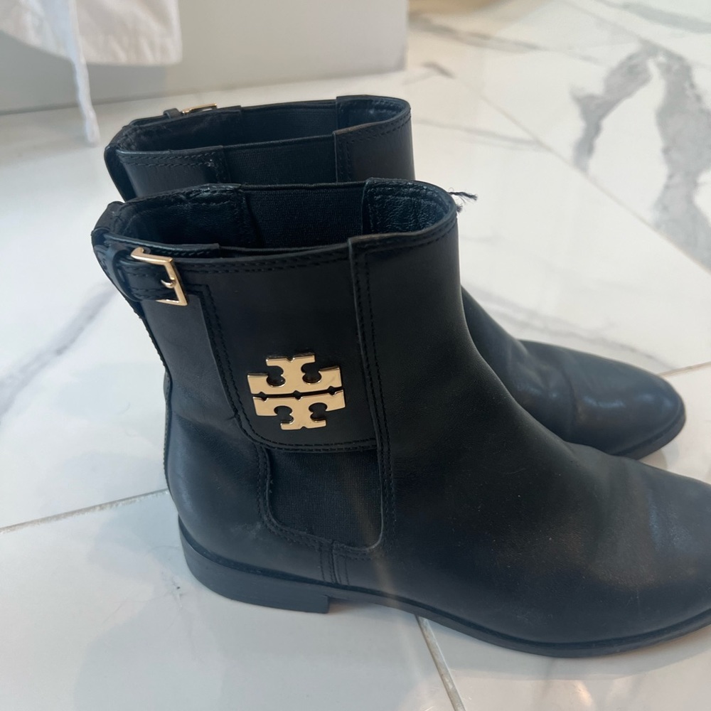 Size 8 Medium boot Tory Burch black leather